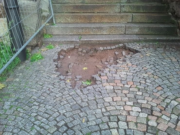 Pflaster weggesp&uuml;lt