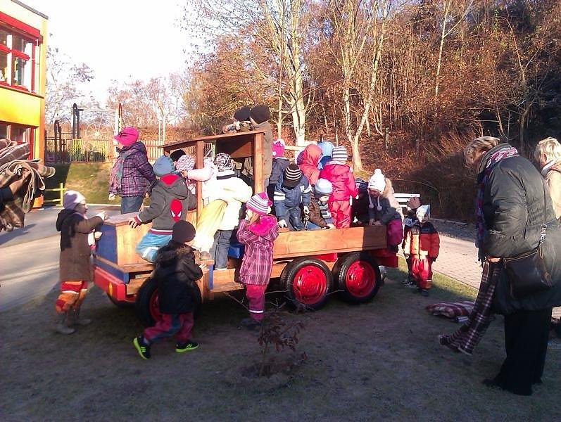 Sandkasten-Auto &uuml;bergeben