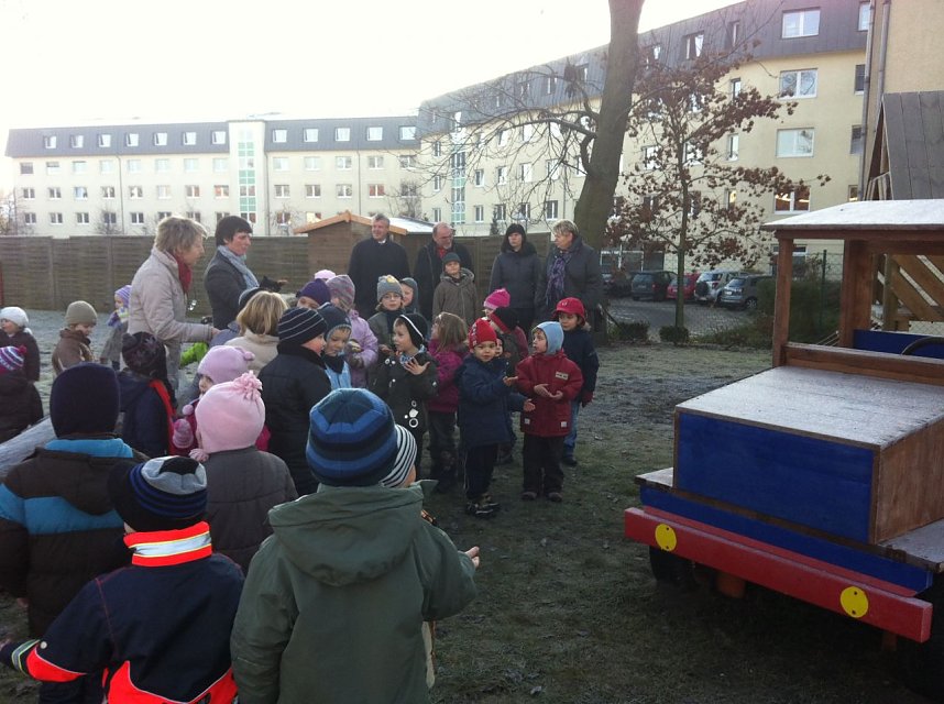 Sandkasten-Auto &uuml;bergeben