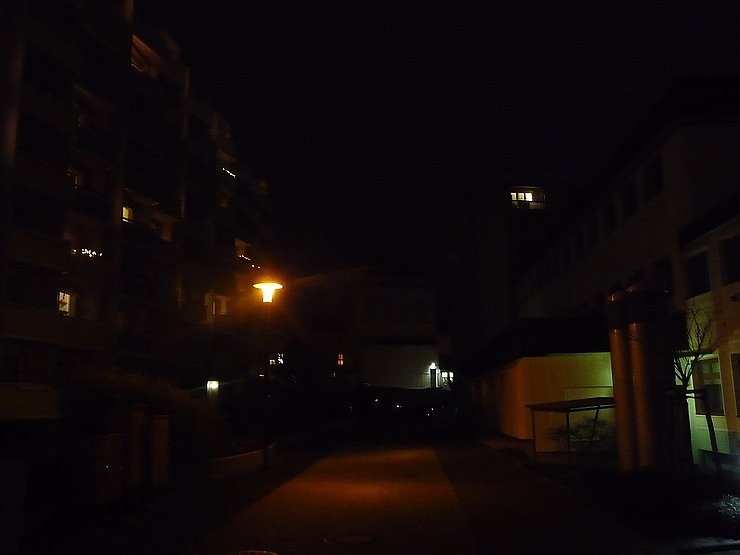 Lichter im Dunkel - Blick zum Theater