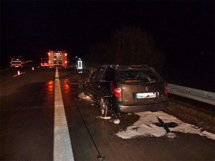 Auto brannte auf der Autobahn