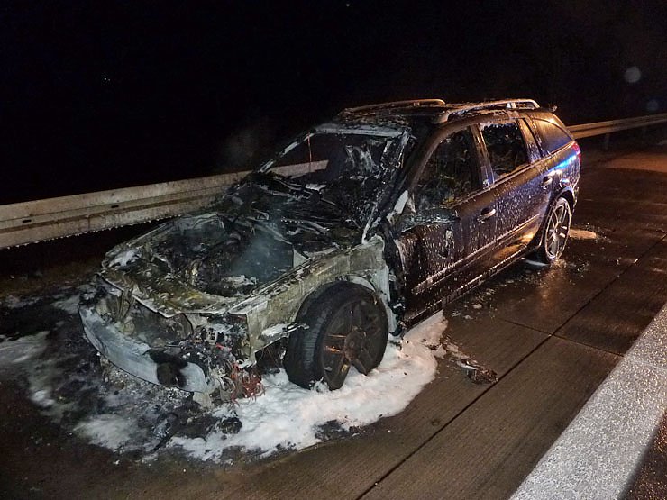 Auto brannte auf der Autobahn