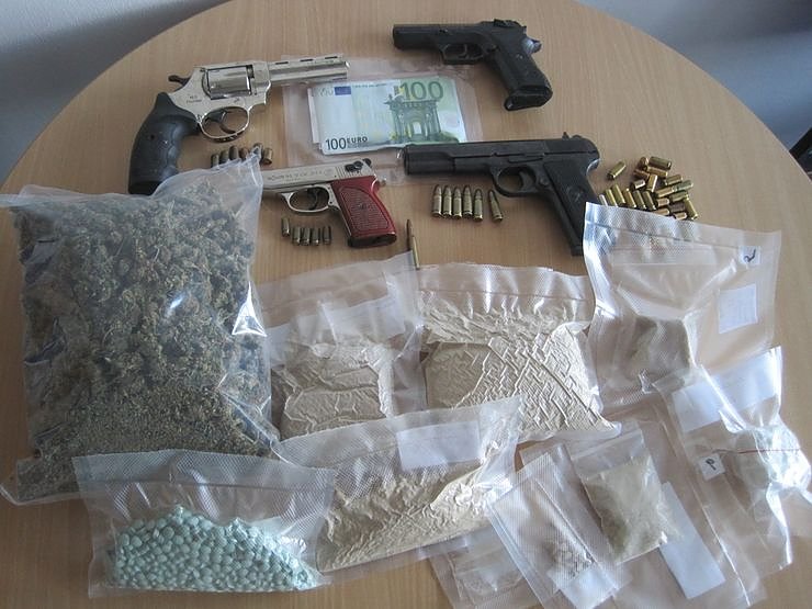 Drogen und Waffen gefunden