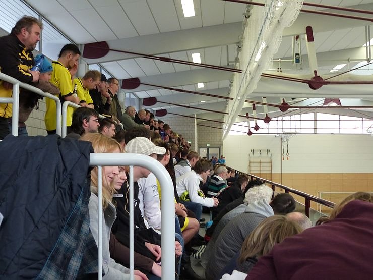 Blick auf die gut gef&uuml;llte Zuschauertrib&uuml;ne