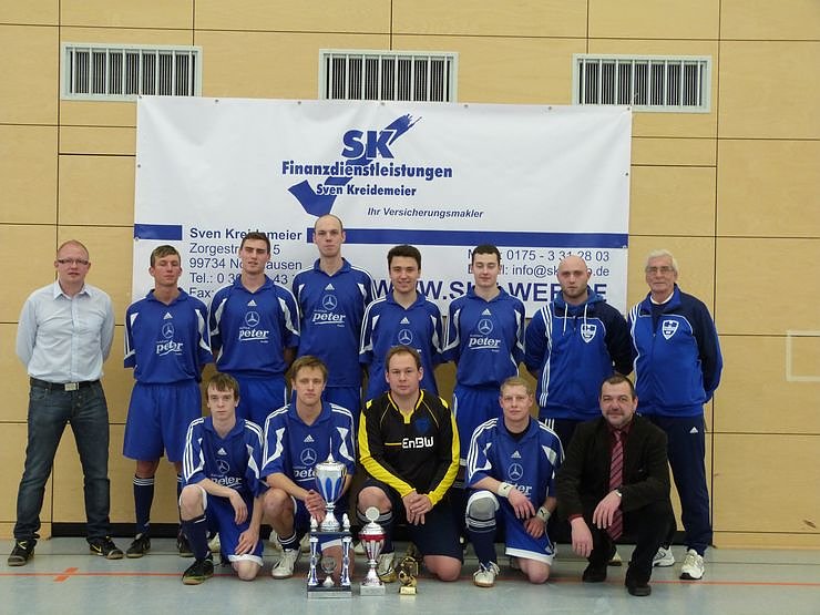 Sieger Herrmannsacker mit Sven Kreidemeier (SKF) (untere Reihe links) und B&uuml;rgermeister Maik Schr&ouml;ter (untere Reihe rechts)