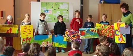 Die Kinder pr&auml;sentieren ihre Bilder. Grundlage war das Titelbild des Weltgebetstages. 