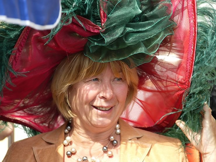 Oberm&uuml;rgermeisterin mit Hut