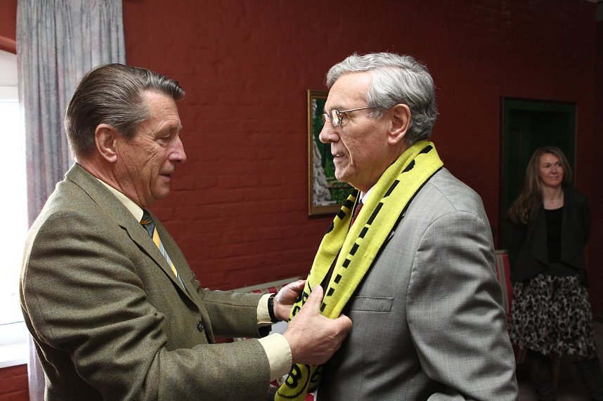 Klaus Becker zum 75.: Schal von Borussia Dortmund