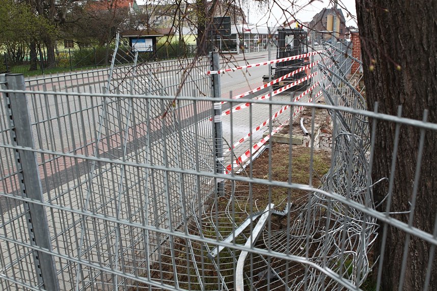 Durch Zaun geschossen