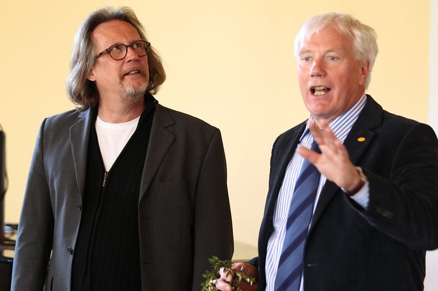 Schulleiter Koethe begr&uuml;&szlig;t den Gast