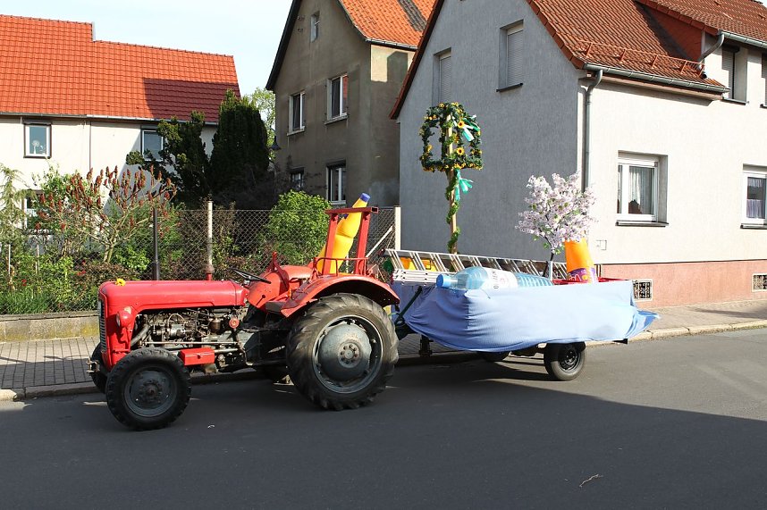 Maibaum in Bielen gesetzt