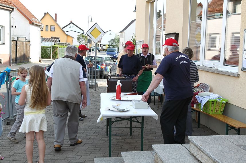 Maibaum in Bielen gesetzt