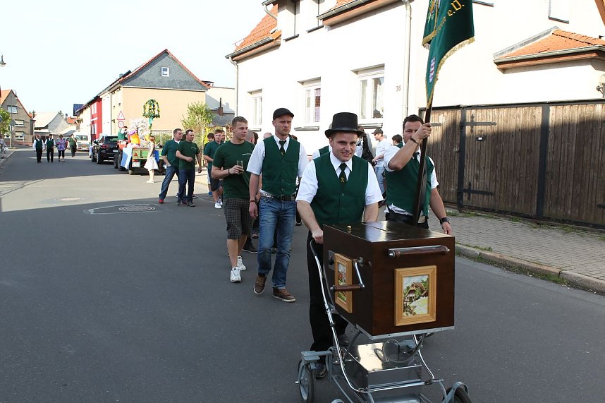Maibaum in Bielen gesetzt