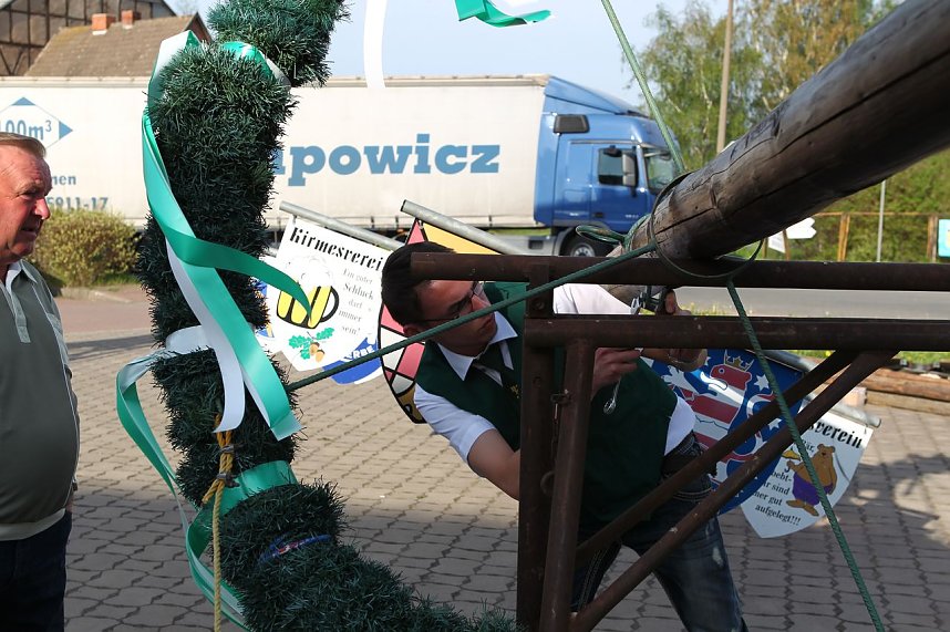 Maibaum in Bielen gesetzt