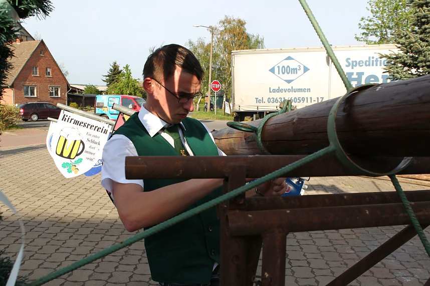 Maibaum in Bielen gesetzt