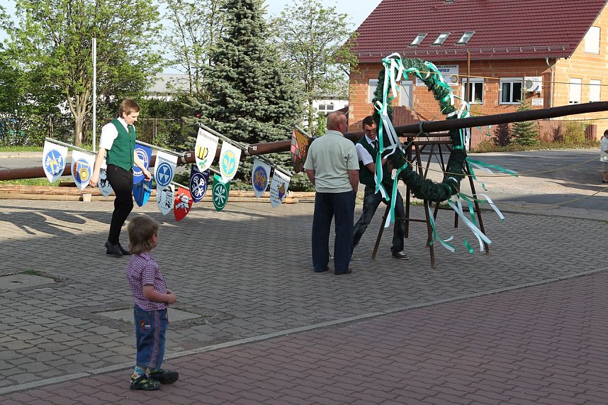 Maibaum in Bielen gesetzt