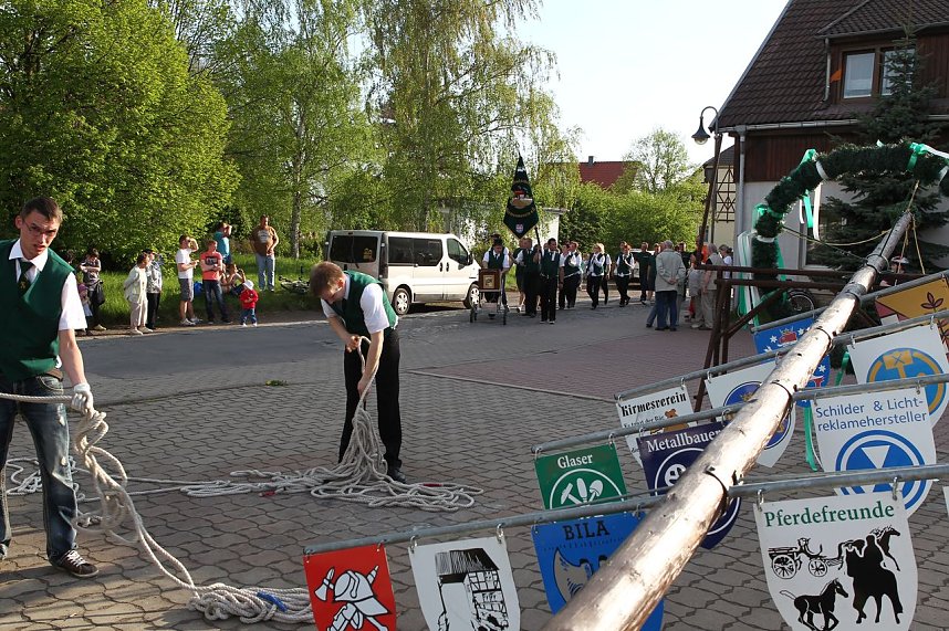 Maibaum in Bielen gesetzt