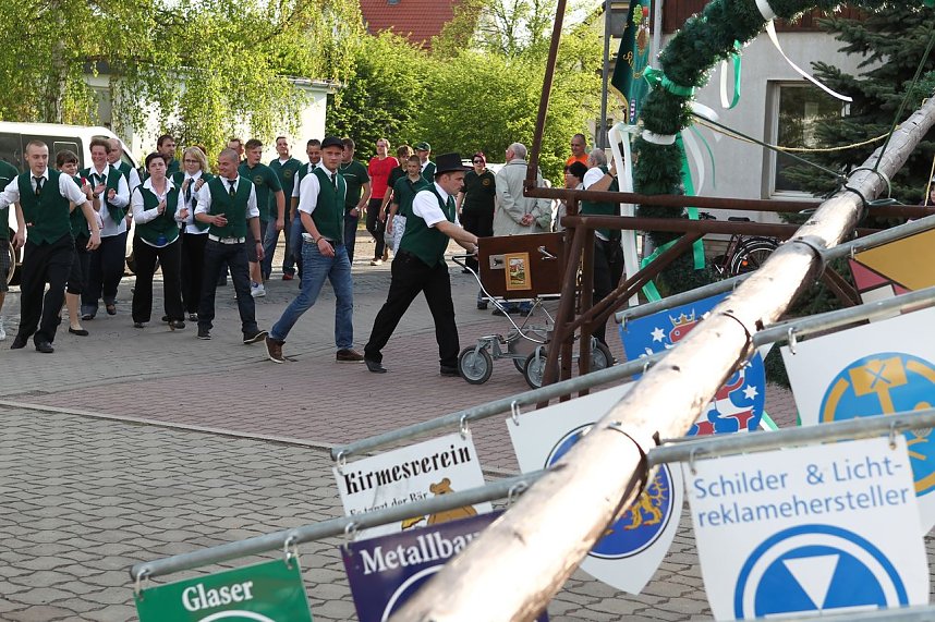 Maibaum in Bielen gesetzt