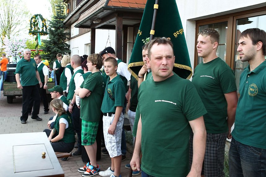 Maibaum in Bielen gesetzt