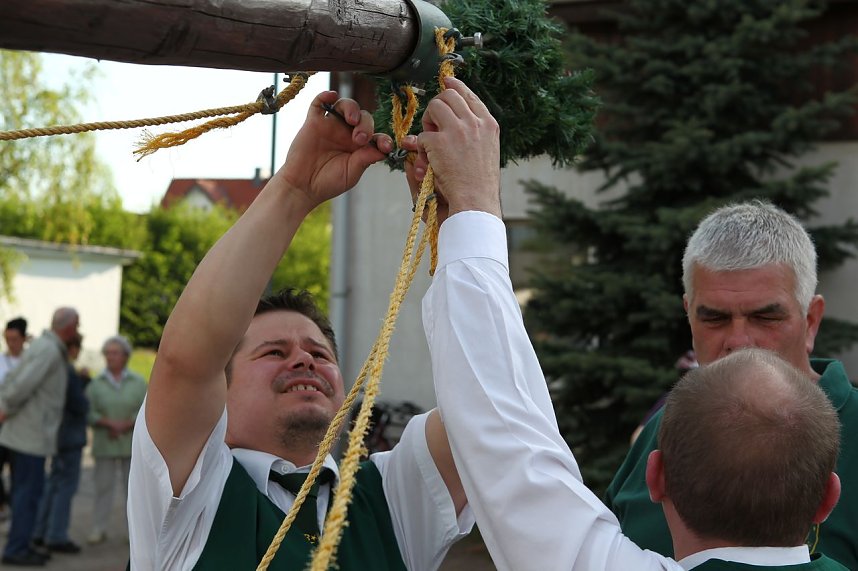 Maibaum in Bielen gesetzt