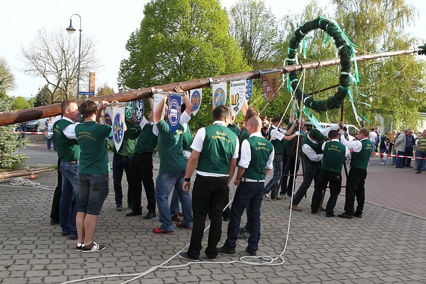 Maibaum in Bielen gesetzt