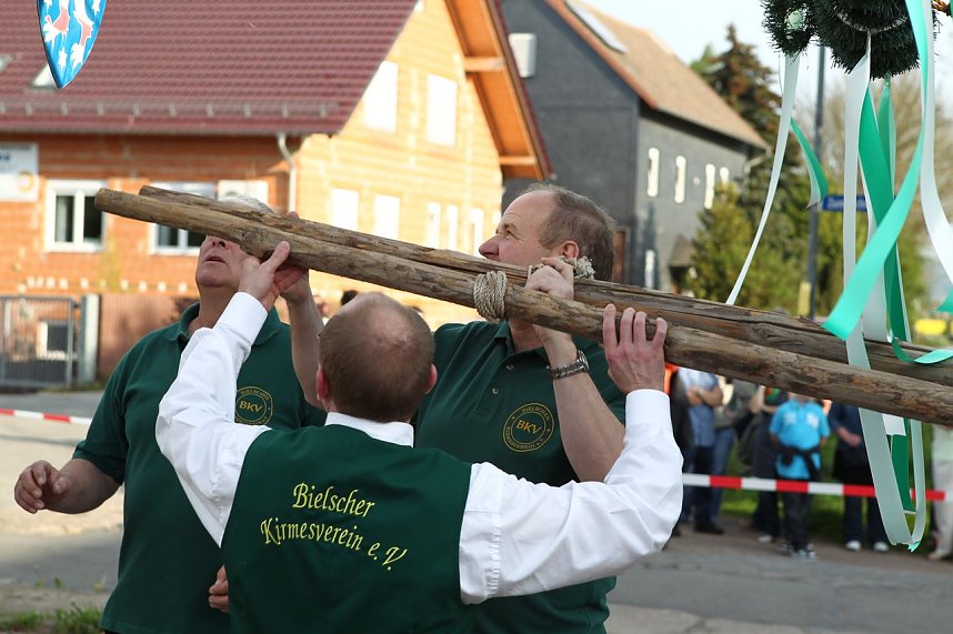 Maibaum in Bielen gesetzt
