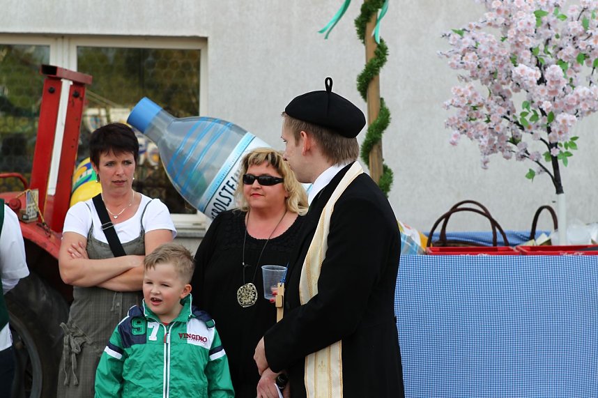 Maibaum in Bielen gesetzt