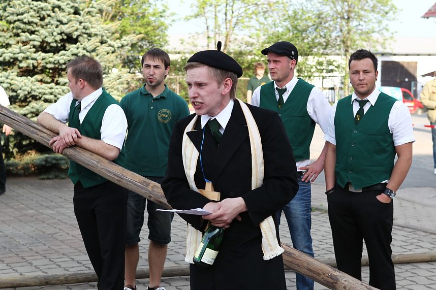 Maibaum in Bielen gesetzt