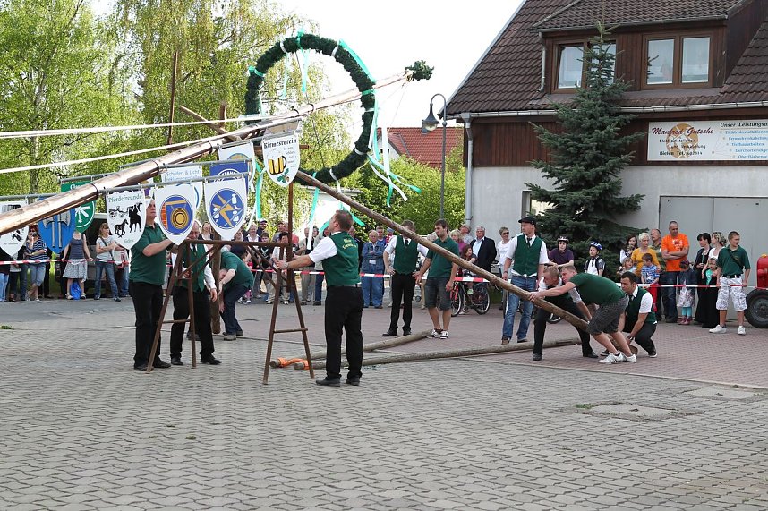 Maibaum in Bielen gesetzt