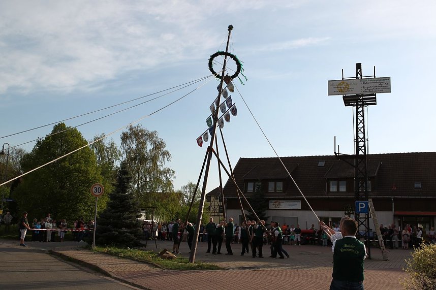 Maibaum in Bielen gesetzt