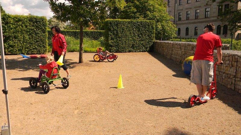 Sportliche Kinder auf dem Petersberg