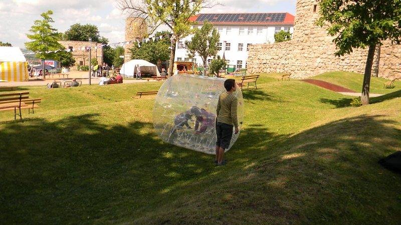 Sportliche Kinder auf dem Petersberg