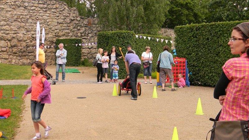 Sportliche Kinder auf dem Petersberg