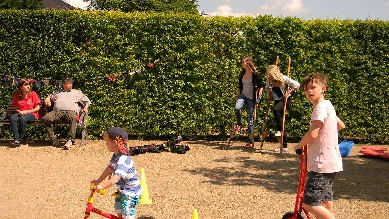 Sportliche Kinder auf dem Petersberg