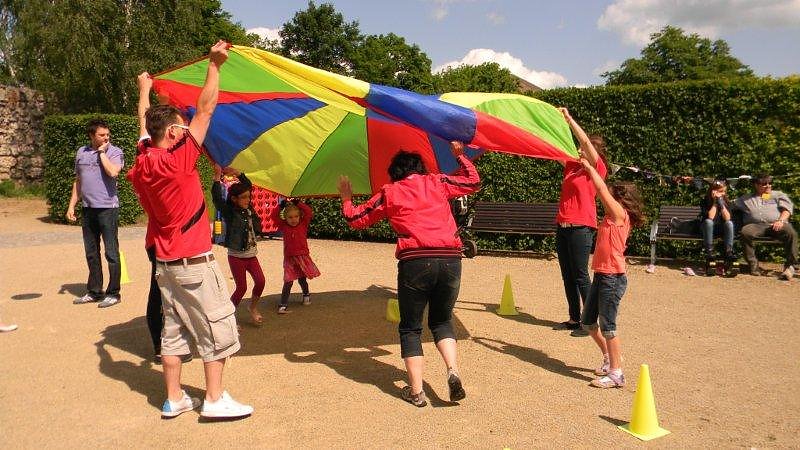 Sportliche Kinder auf dem Petersberg