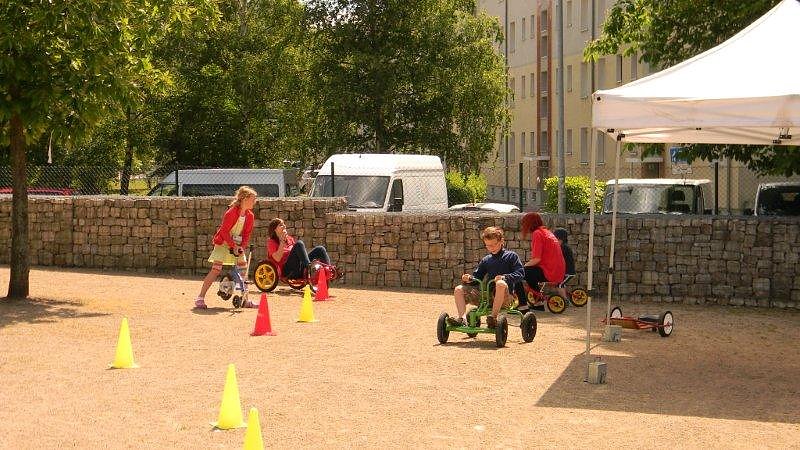 Sportliche Kinder auf dem Petersberg
