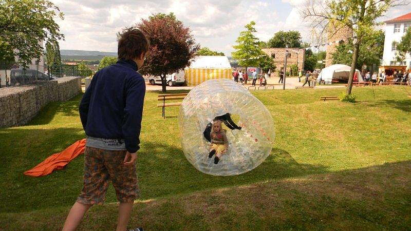 Sportliche Kinder auf dem Petersberg