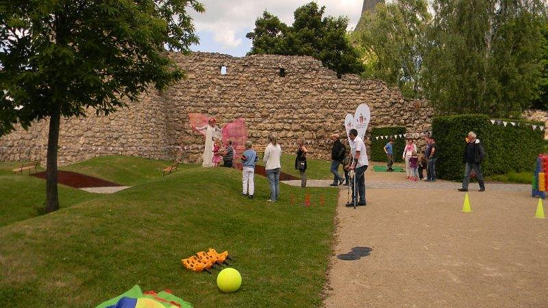 Sportliche Kinder auf dem Petersberg
