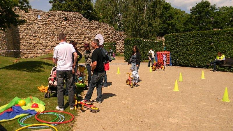 Sportliche Kinder auf dem Petersberg
