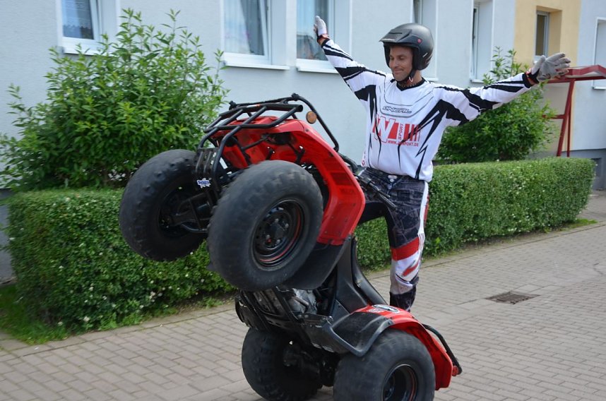 Nachbarn feierten:  Sie hatten auch den Stuntman organisiert