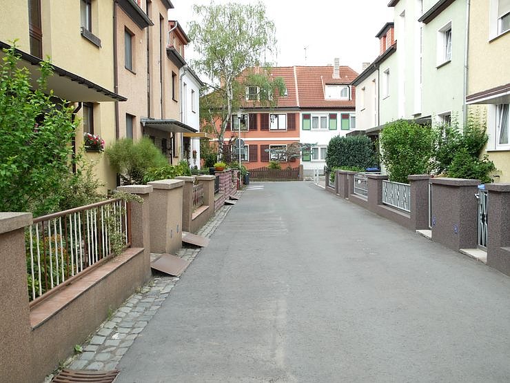 Leere Stra&szlig;e zwischen 8 und 10 Uhr