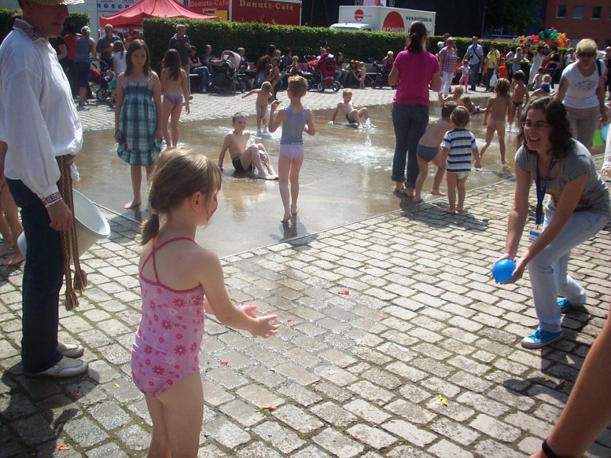Internationale Bereicherung: Wasserbombenwerfen � Angebot aus Lettland zum Familienfest