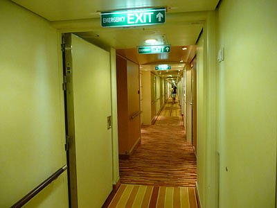 Kreuzfahrtriesen getestet: Fluchtwege beschildert