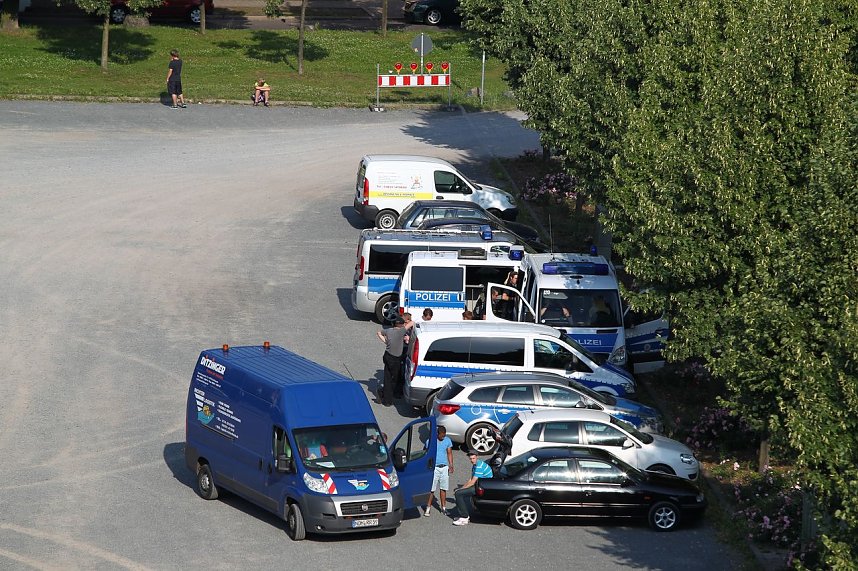 Party auf dem Platz: Der Einlader ist auch da, Auto am unteren Bildrand - 18.04 Uhr