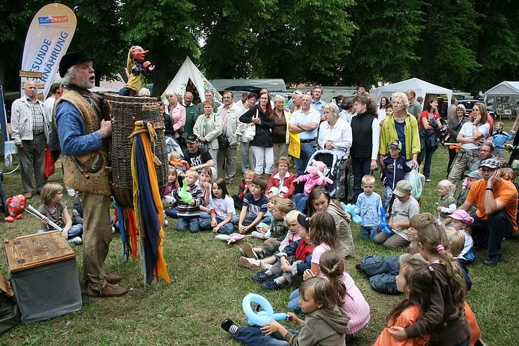 Der Kiepenkasper reihte die Kinder scharenweise ums sich � das alte Kaspertheater hat noch nichts an