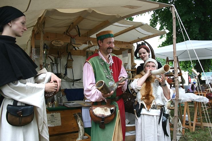 Marktmeister Hansgeorg Wagenknecht mit seinen Marktfrauen testet die Waren auf dem Markt beim Harzfe