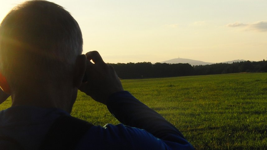 Von West nach Ost: Dort waren wir noch heute morgen-Blick von Stiege (km 81) aus zum Brocken (km 46)