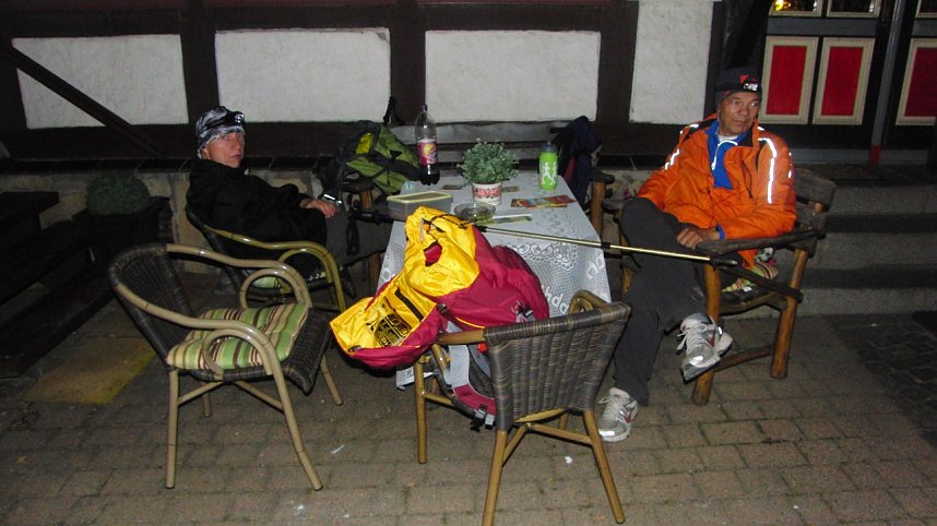 Von West nach Ost: Nachts vor einem geschlossenen Eiscaf&eacute;