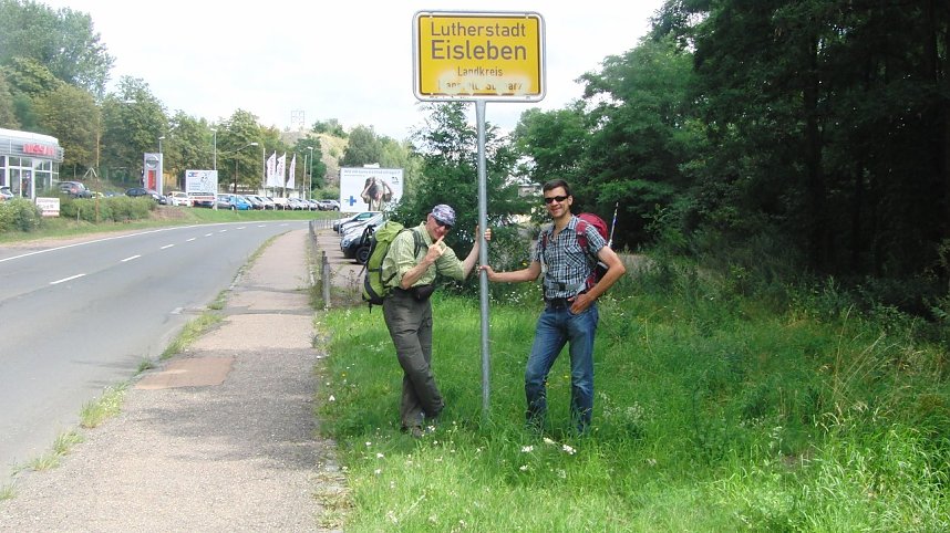 Von West nach Ost: am Ortseingang von Eisleben