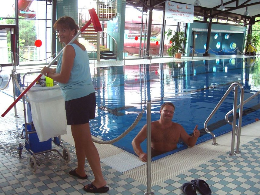 Geschlossen:  Ines Br&ouml;der und Sven-J&ouml;rg Grabe bei der Reinigung